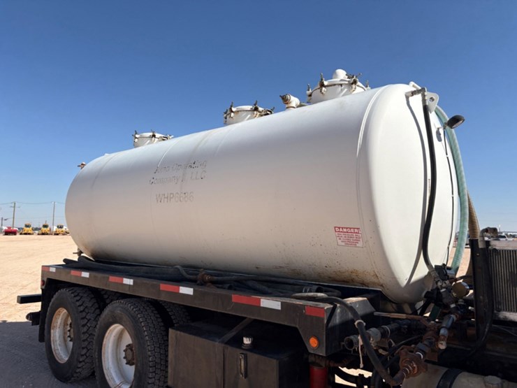 2009-mack-pinnacle-t/a-daycab-vacuum-truck-image-4