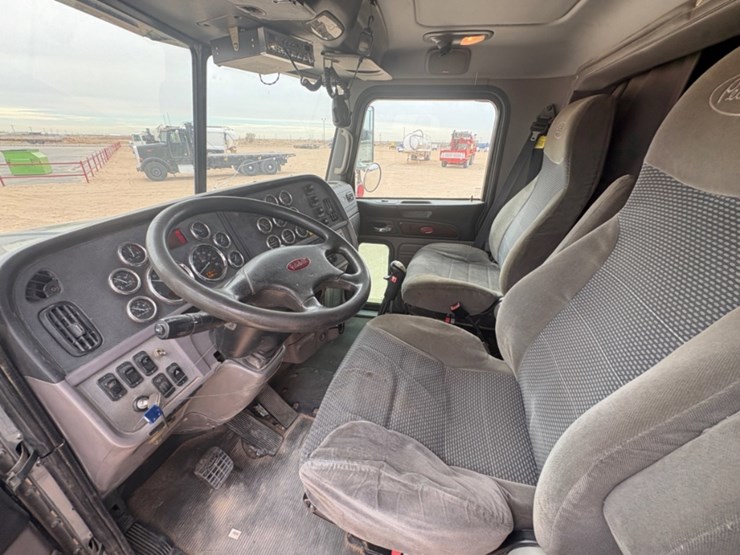 2014-peterbilt-367-image-10