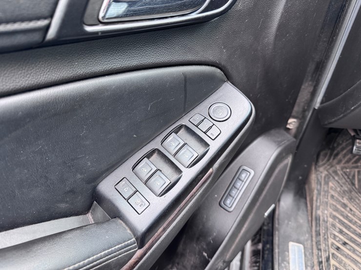 2015-chevrolet-suburban-image-27