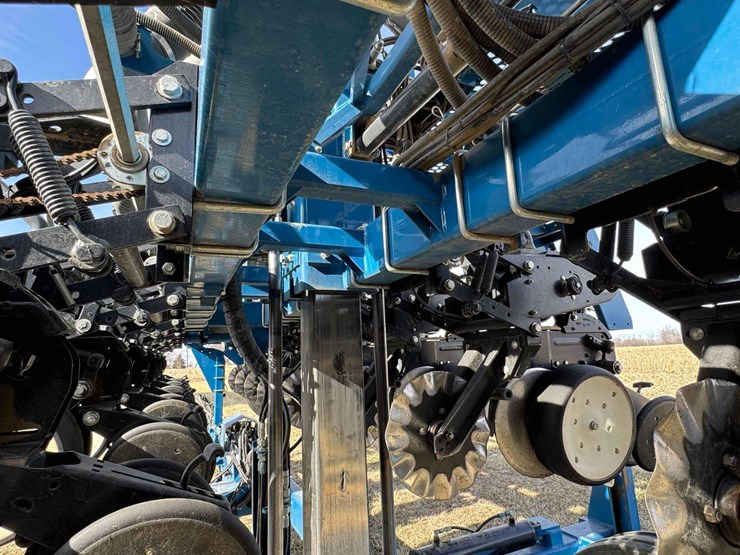2011-kinze-3600-image-19