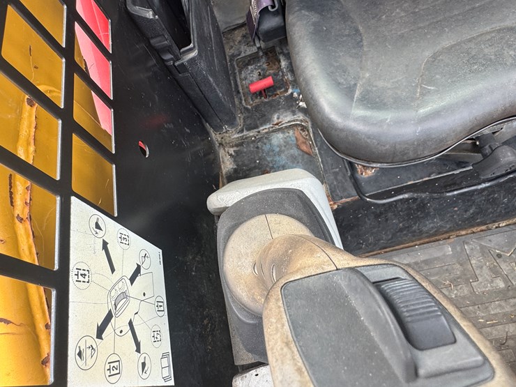 2014-caterpillar-226b3-image-30