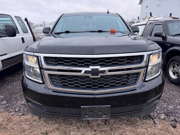 2015-chevrolet-suburban-image-2