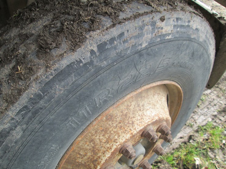 2001-freightliner-fl70-image-25