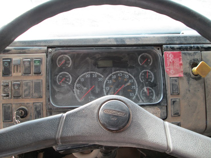 2001-freightliner-fl70-image-47