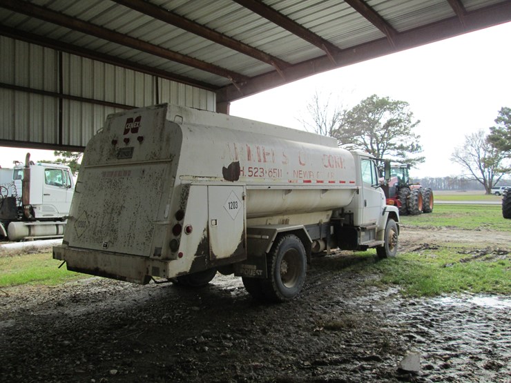 2001-freightliner-fl70-image-3