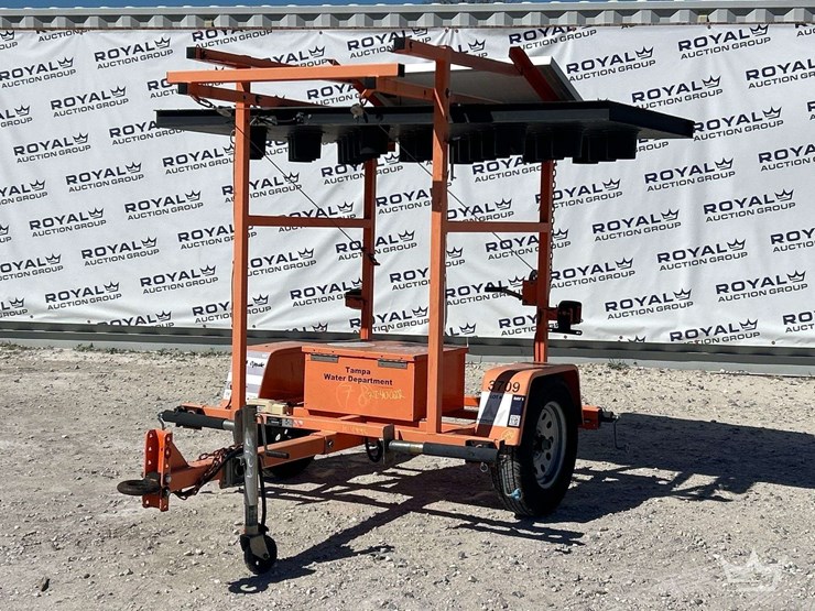 2015-k-and-k-systems-towable-solar-arrow-board-image-1