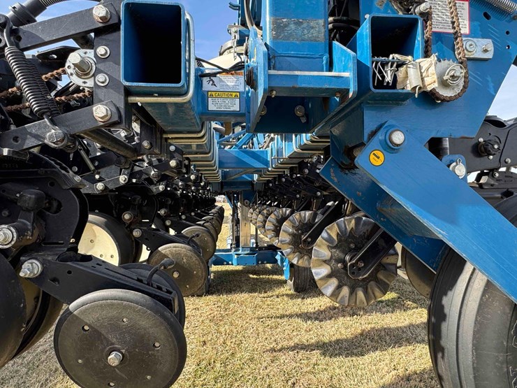 2011-kinze-3600-image-23