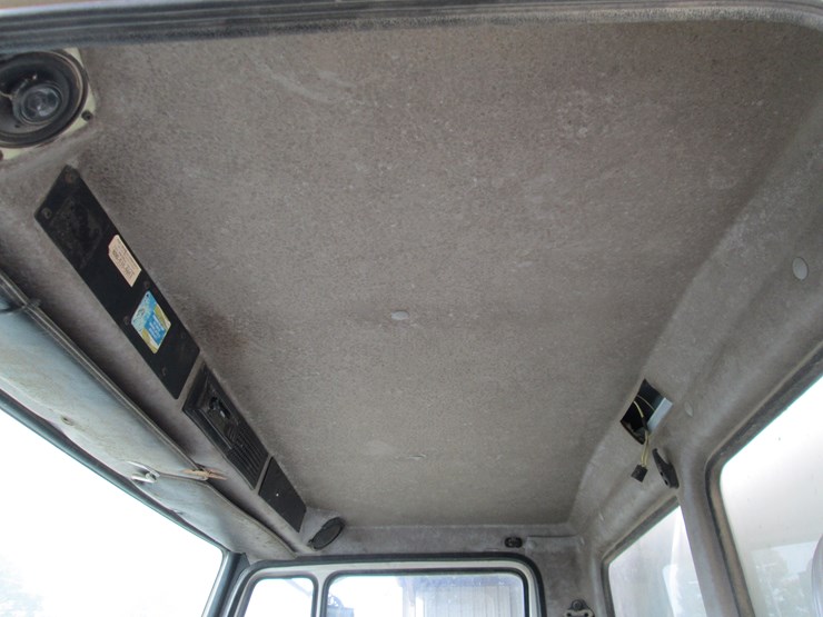 2001-freightliner-fl70-image-41