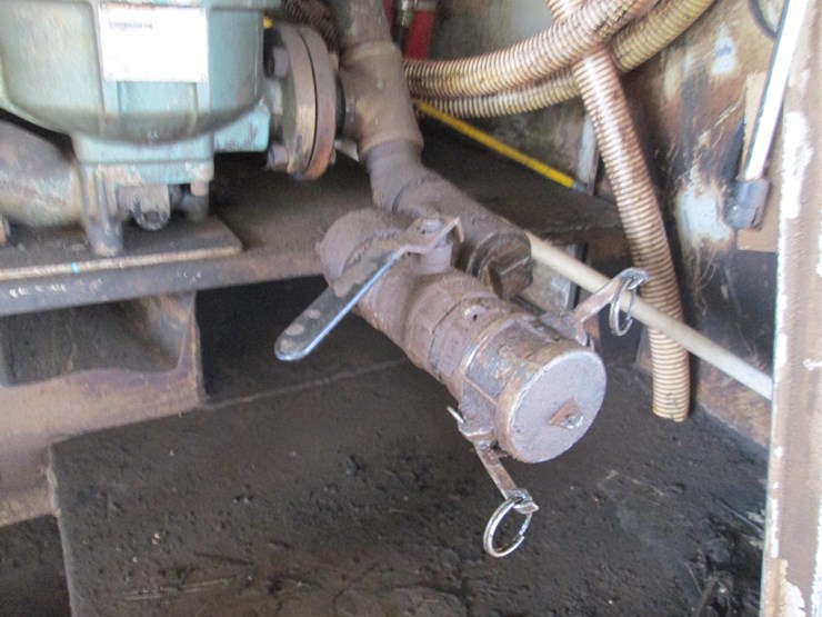 2001-freightliner-fl70-image-10