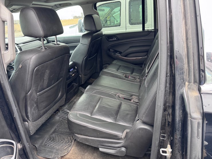 2015-chevrolet-suburban-image-26