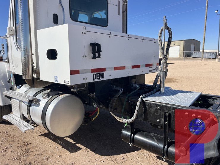 2021-freightliner-coronado-122-sd-image-12