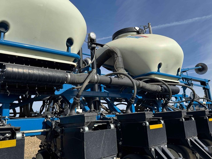 2011-kinze-3600-image-8