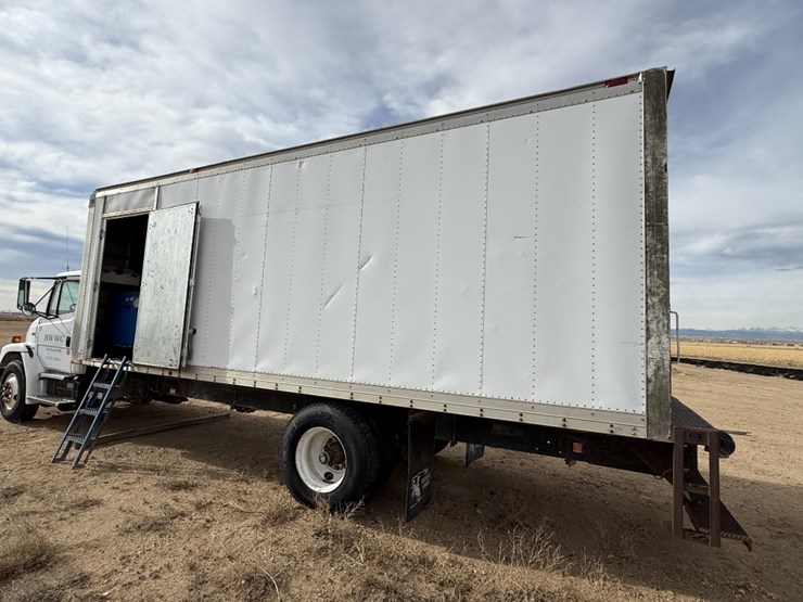 1996-freightliner-fl70-image-8