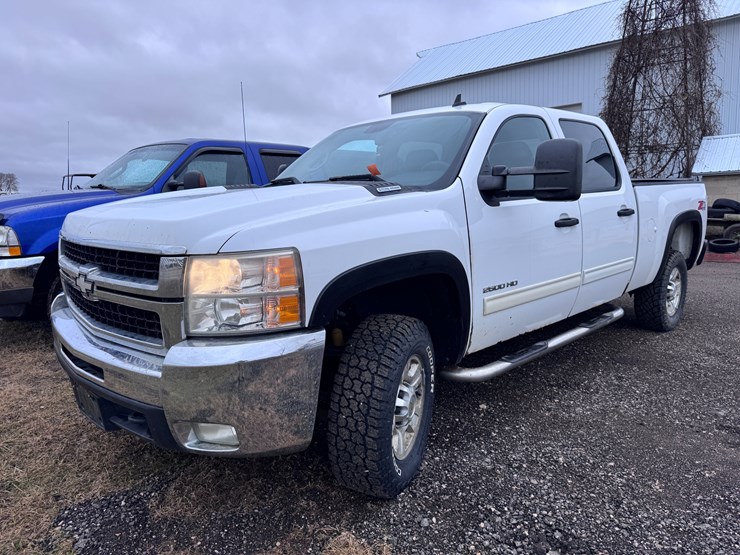 2010-chevrolet-2500hd-image-1