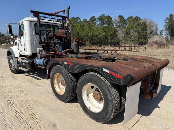 2009-mack-granite-gu713-image-10