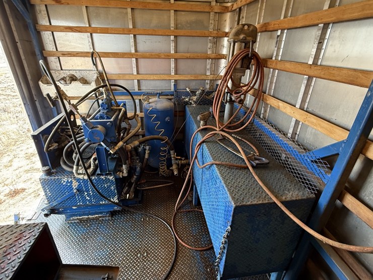 1996-freightliner-fl70-image-16