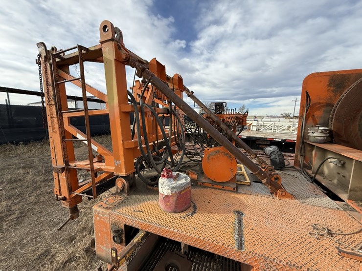 taylor-dd260hd-5-axle-well-service-rig-chassis-f/-parts-only-image-12