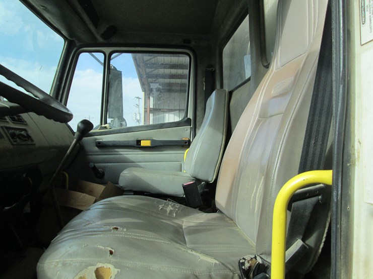 2001-freightliner-fl70-image-40