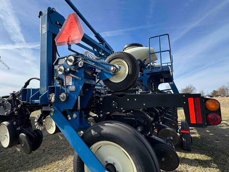 2011-kinze-3600-image-24