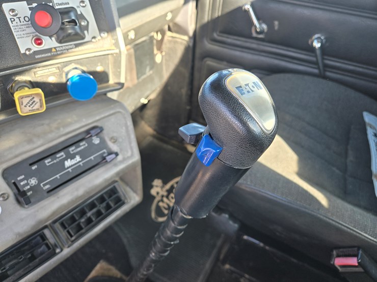 2000-mack-rd688s-image-65