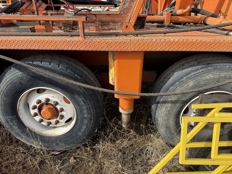 taylor-dd260hd-5-axle-well-service-rig-chassis-f/-parts-only-image-3