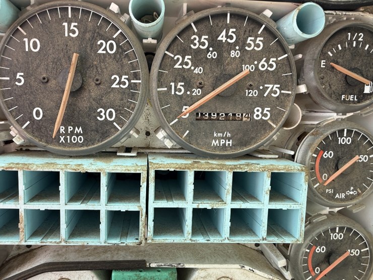 1996-freightliner-fl70-image-21