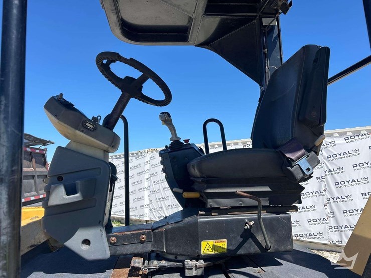 2012-caterpillar-cb54-image-13