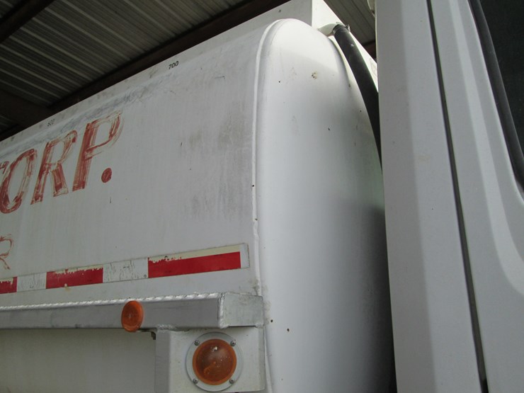 2001-freightliner-fl70-image-22