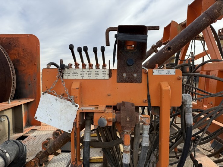 taylor-dd260hd-5-axle-well-service-rig-chassis-f/-parts-only-image-17