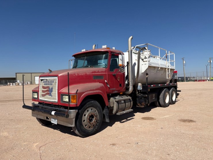 2009-mack-pinnacle-t/a-daycab-vacuum-truck-image-1