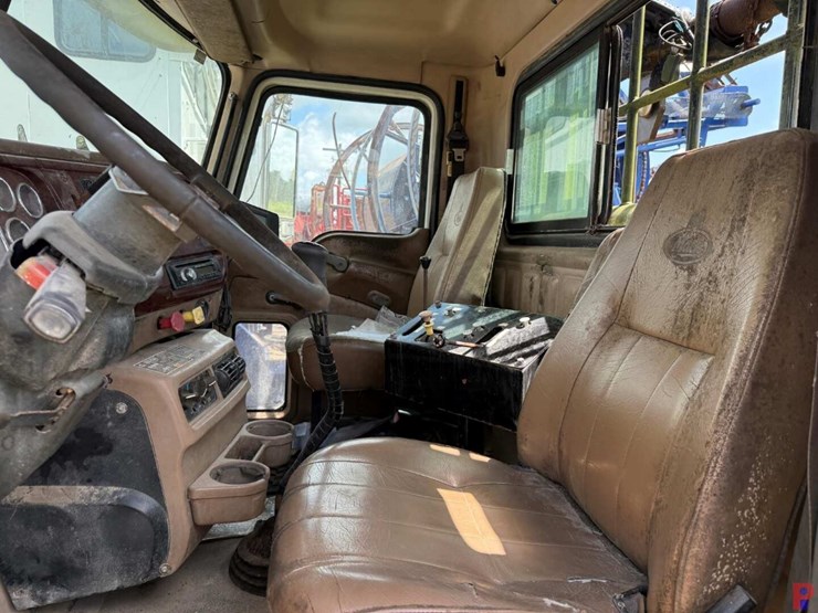 2007-mack-cv713-t/a-65k-gin-pole-winch-truck-image-15