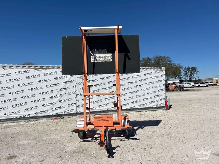 2015-k-and-k-systems-towable-solar-arrow-board-image-12