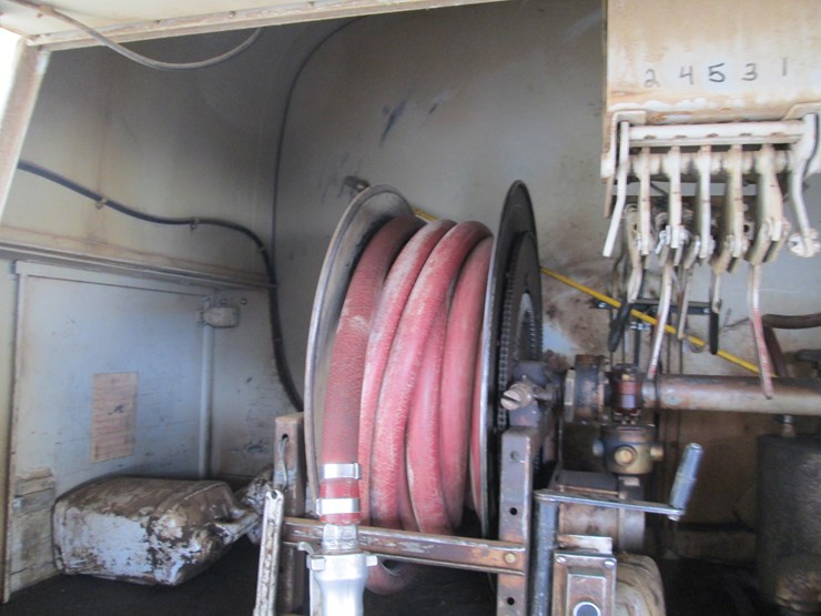 2001-freightliner-fl70-image-8