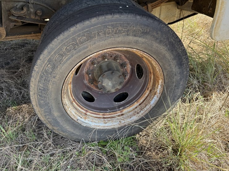 2010-ford-f550-xl-image-16