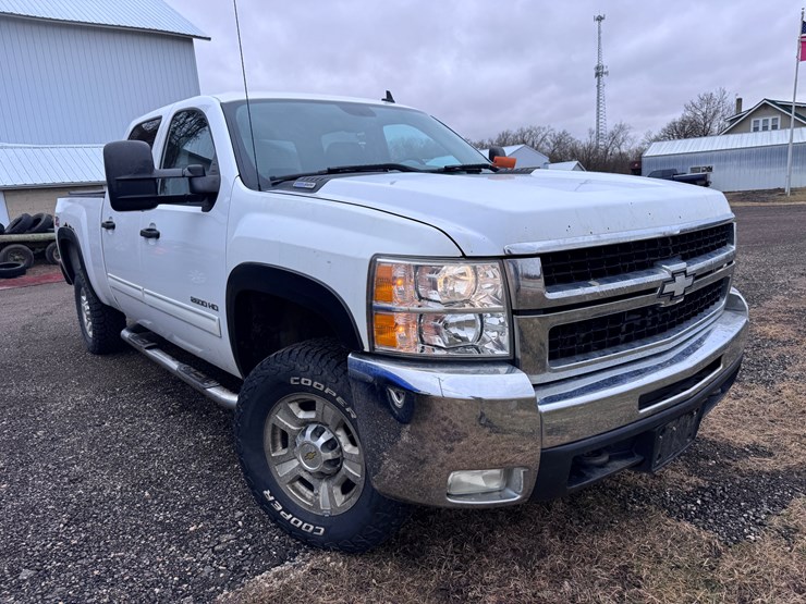 2010-chevrolet-2500hd-image-3