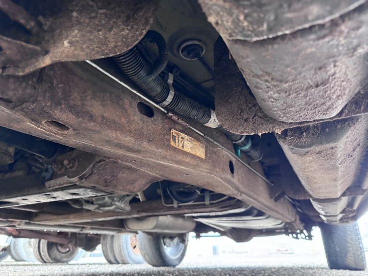 2015-chevrolet-suburban-image-21