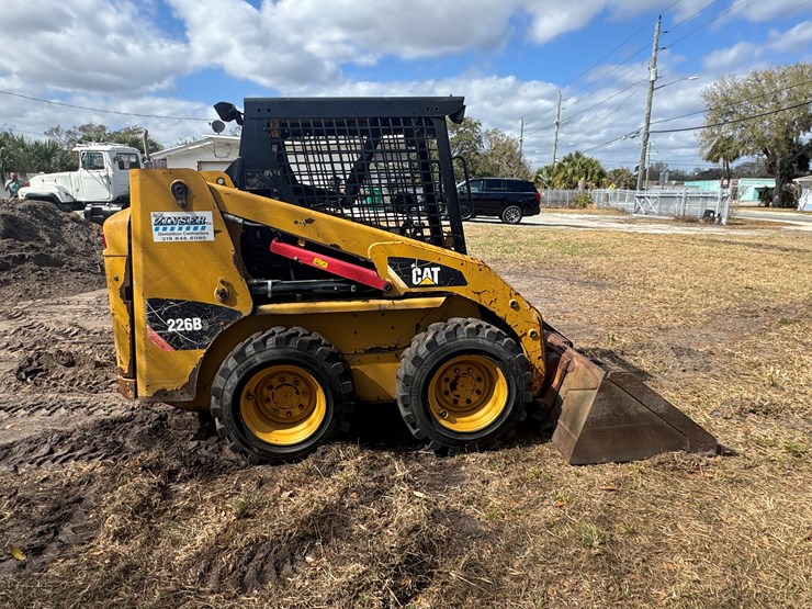 2014-caterpillar-226b3-image-4