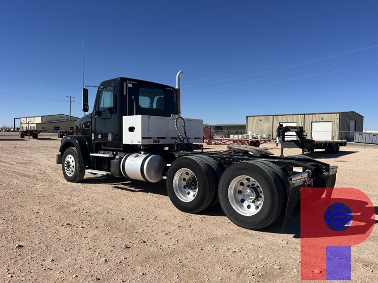 2019-freightliner-coronado-122-sd-image-2