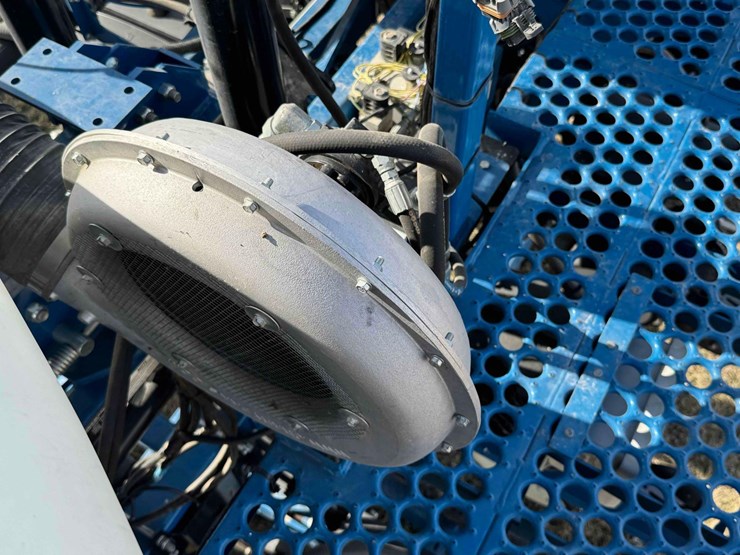 2011-kinze-3600-image-38