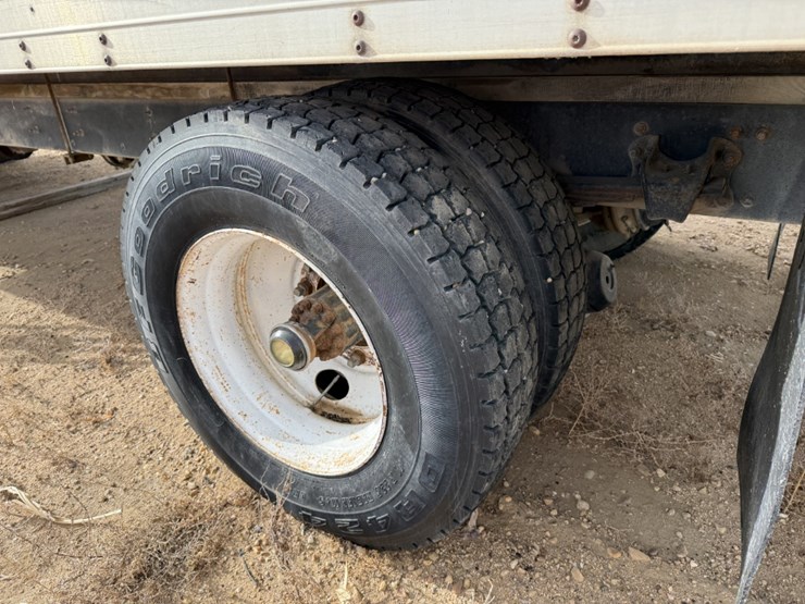 1996-freightliner-fl70-image-7