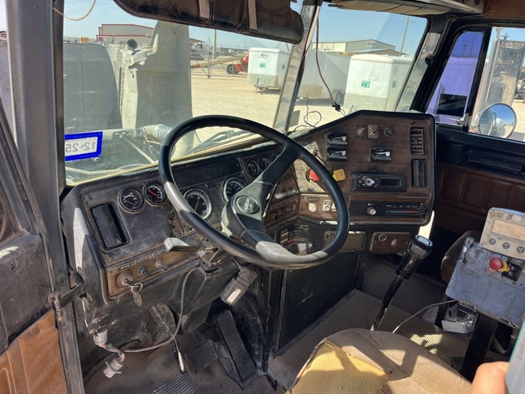 1996-freightliner-t/a-daycab-kill-truck-&-2008-overland-t/a-kill-trailer-image-14