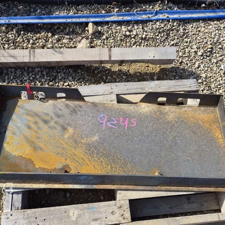 SKID STEER MOUNTING PLATE