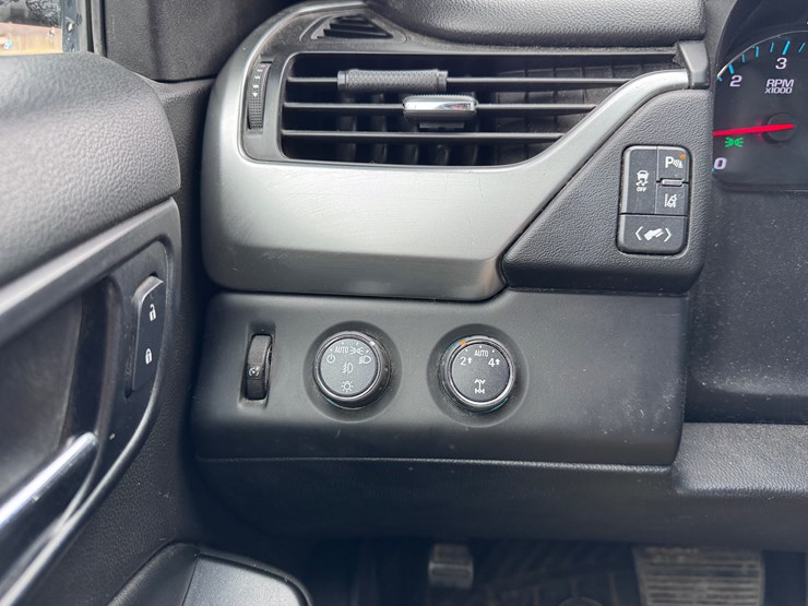 2015-chevrolet-suburban-image-38