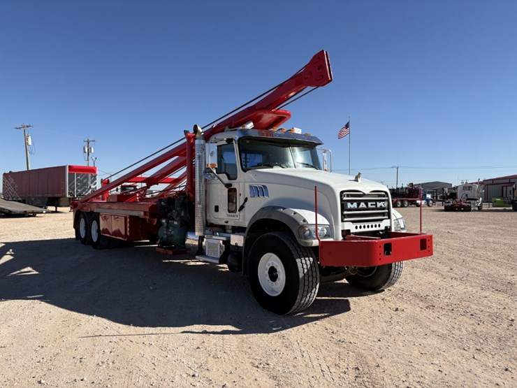 2013-mack-granite-t/a-daycab-pole-truck-image-3