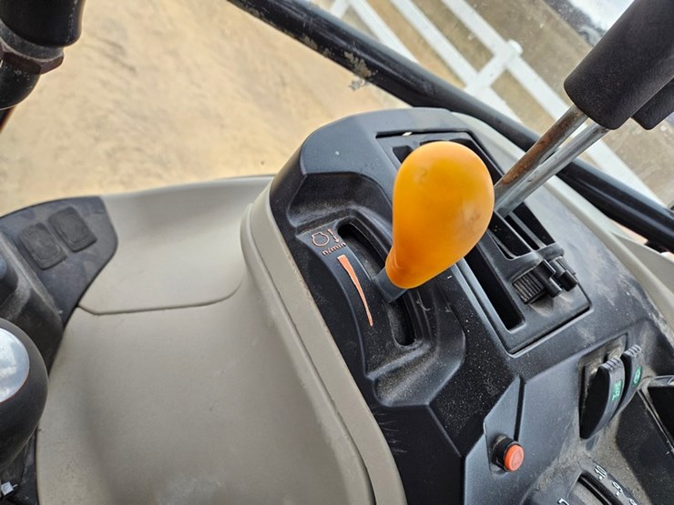 massey-ferguson-4707-image-39