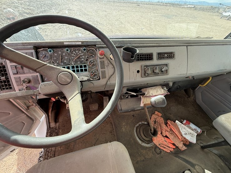 1996-freightliner-fl70-image-20