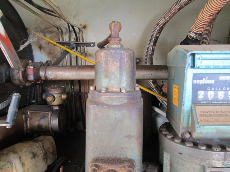 2001-freightliner-fl70-image-12