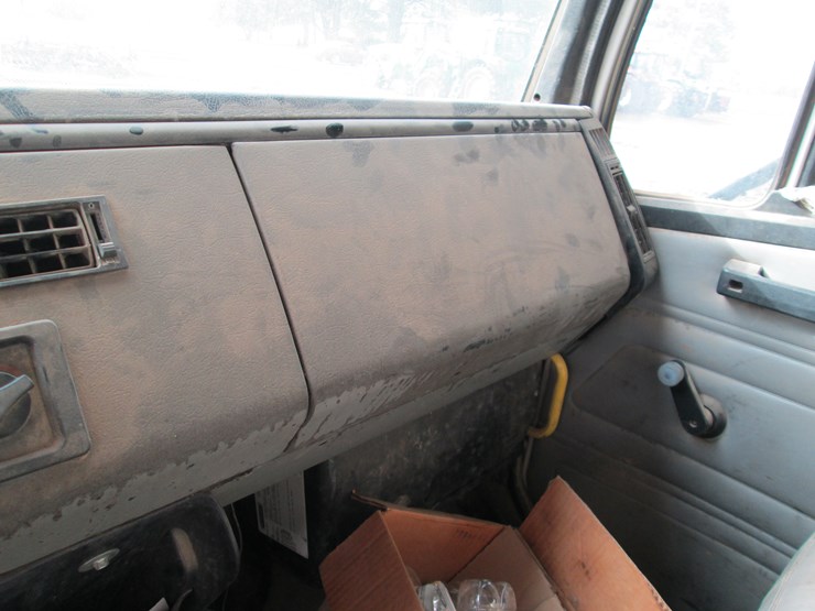 2001-freightliner-fl70-image-44