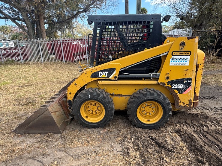 2014-caterpillar-226b3-image-8