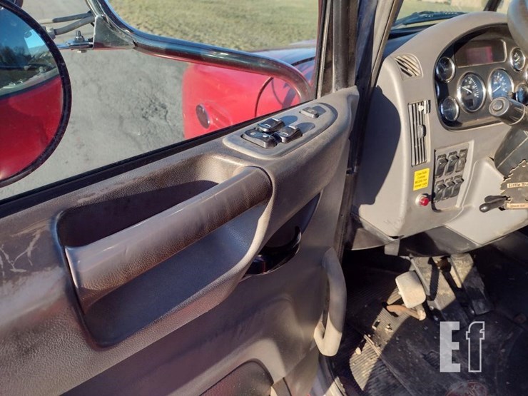 2013-peterbilt-337-image-19